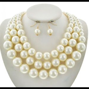 Cream large pearl 3 strand necklace!